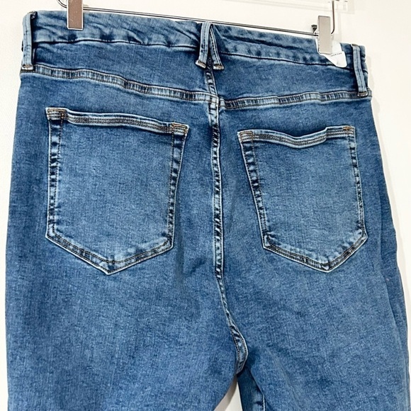 Good American Good Waist Cropped High Rise Jeans in Blue633 18 - Picture 6 of 8